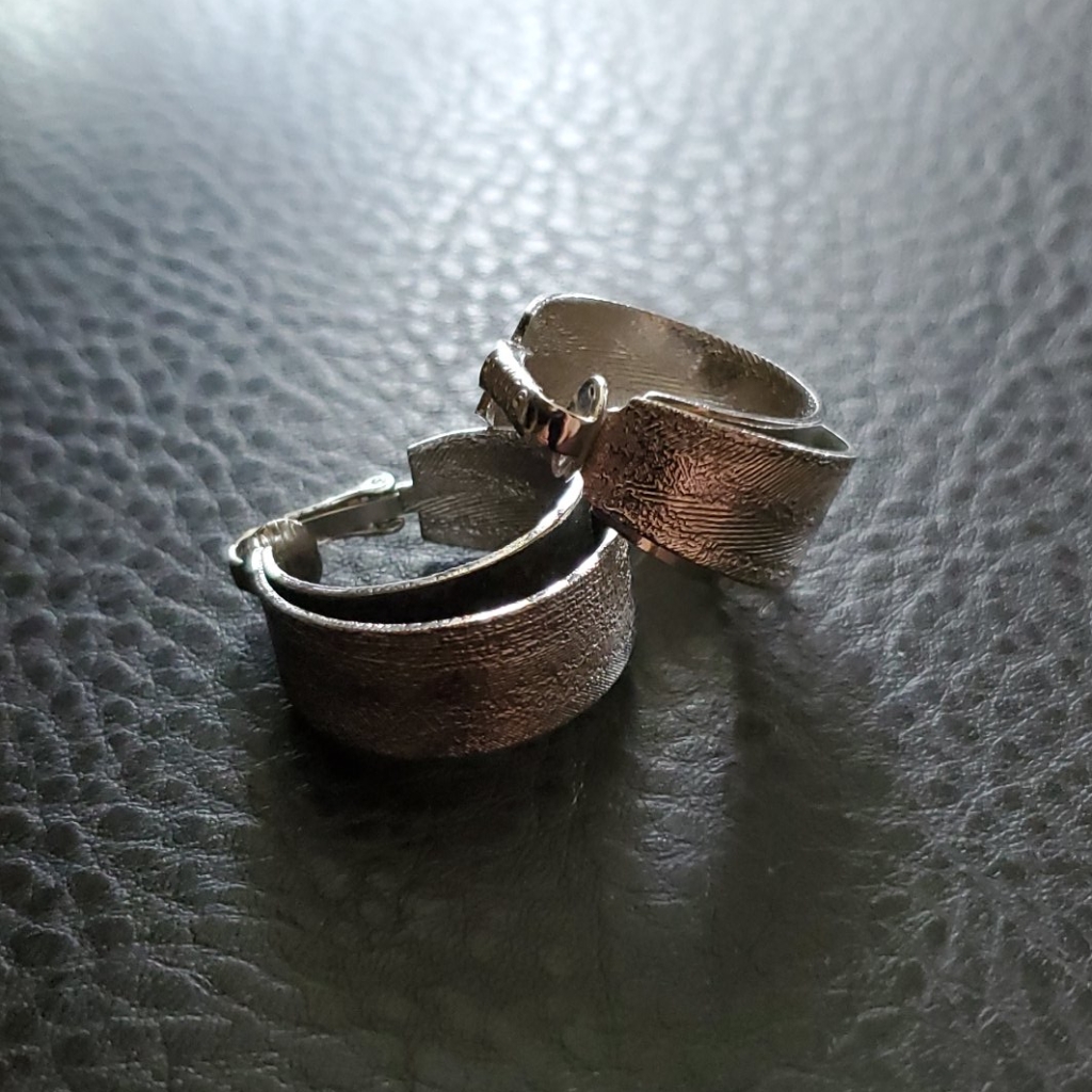 Vtg Emmons Clip On Earrings 18$